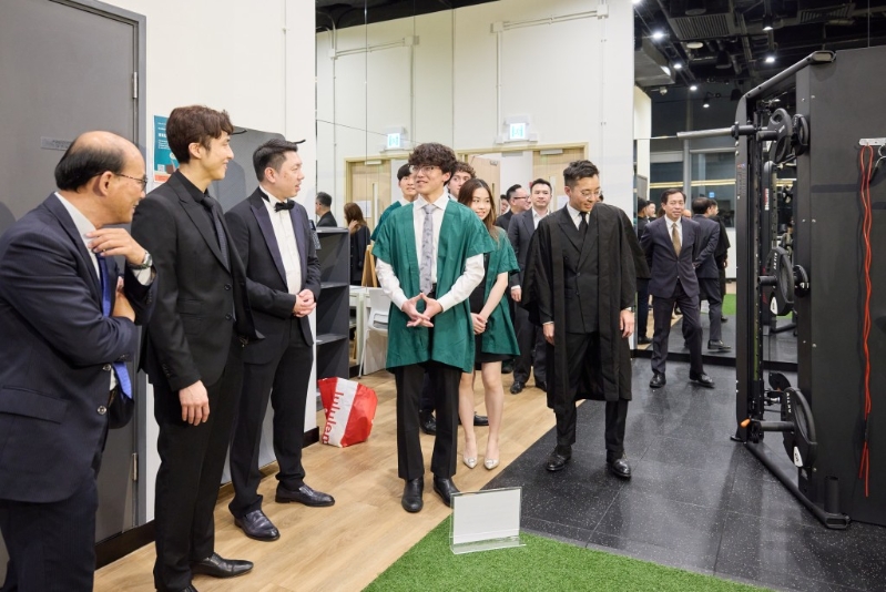 學生向嘉賓介紹健身室設施。