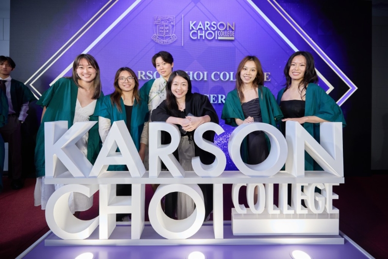 蔡加讚學院正式啟航，不少學生趁機打卡留念。