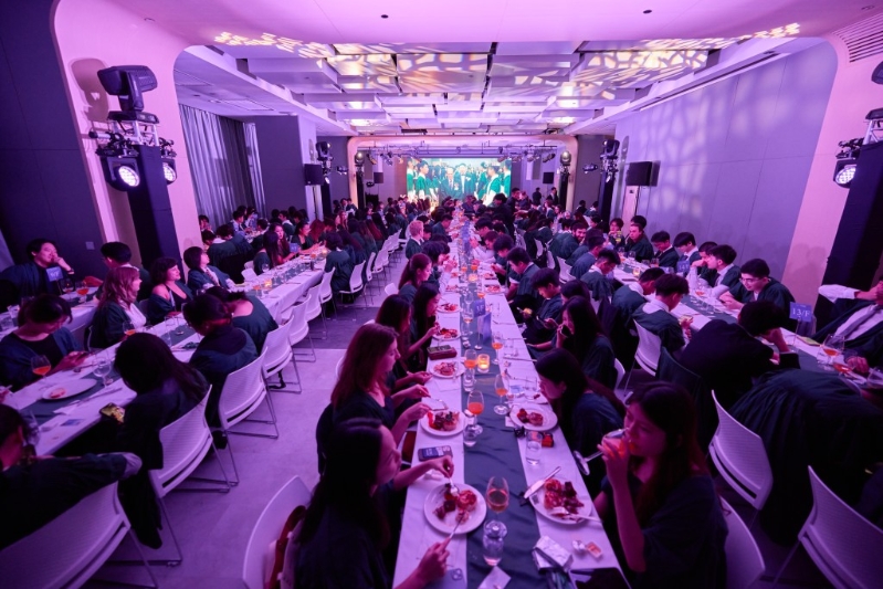 典禮后學院特別舉辦高桌晚宴，座無虛席。