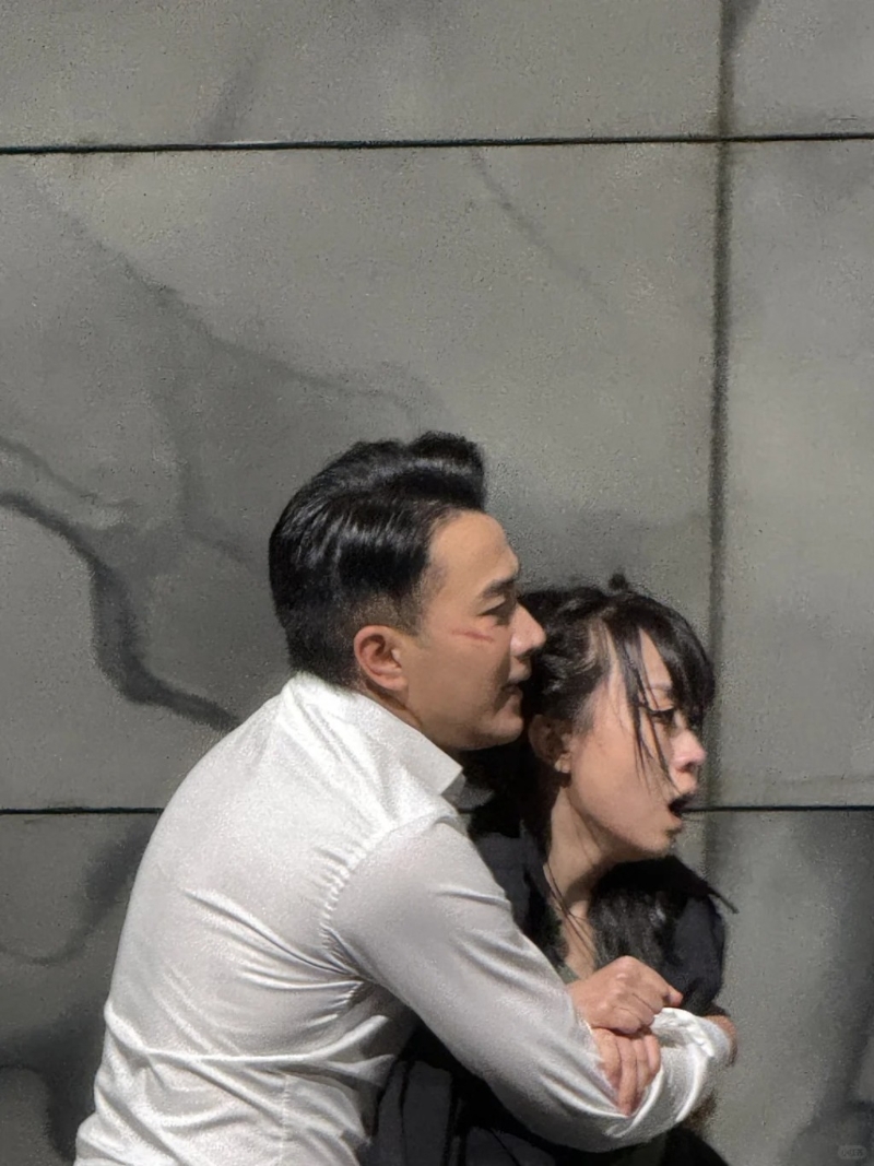 劉愷威近日在內地多個城市出演舞臺劇，而二人互動只是劇情需要。