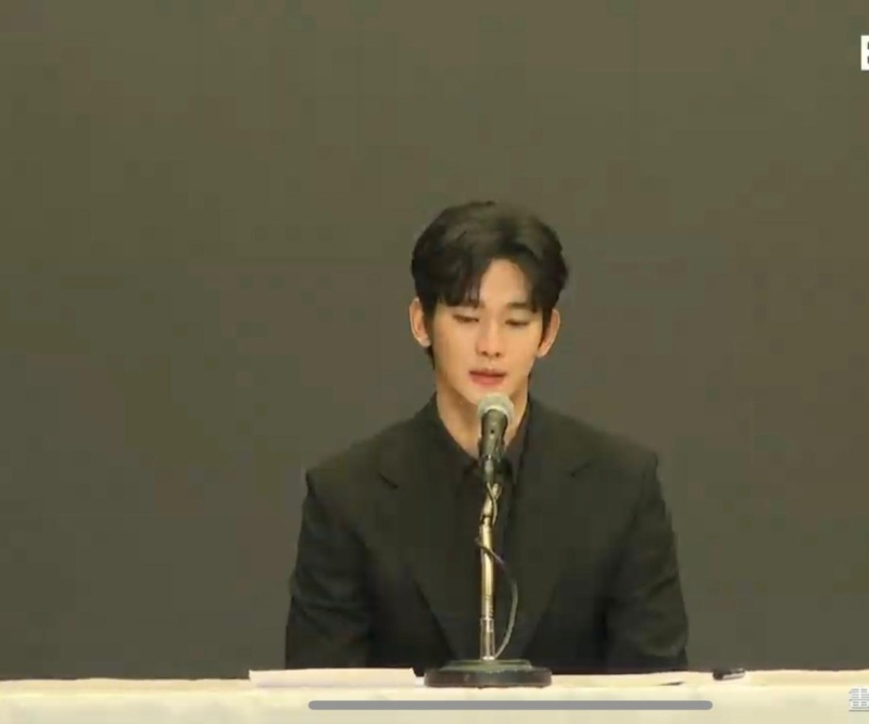 金秀賢聲淚俱下痛批對方造假對話紀錄，將他形容成殺人犯，讓他不安又害怕，整場記者會他哭了將近30分鐘。