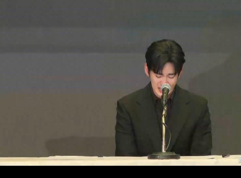 金秀賢今公開現身記者會，首先他先90度鞠躬道歉，表示自己「非常抱歉」，他強調與金賽綸的戀情始于女方成年后，更決定要控告女方遺屬、橫豎研究所。