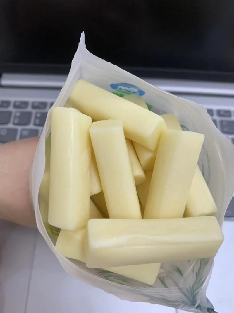 奶酪棒軟滑的膏體，容易滑入幼童氣管造成危險。小紅書＠吃貨的路上不停竭