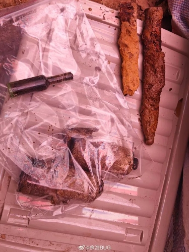 許多未發射的子彈，和花露水以及劍鞘。