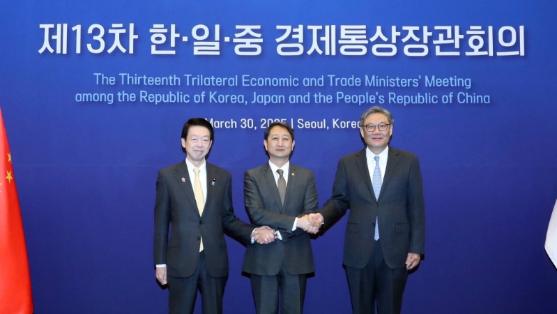中國商務部部長王文濤（右）與韓國產業通商資源部長官安德根（中）、日本經濟產業大臣武藤容治在第13次中日韓經貿部長會議。 新華社