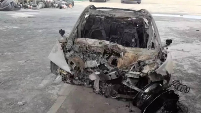 據報肇事車輛燒成廢鐵。 微博@填鴨式教育受害者