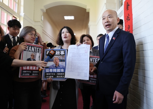 圖為民進黨“立法院”黨團干事長吳思瑤（中）等人前往院長室，剛回到“立法院”的院長韓國瑜（右）立即開門了解情況，并接下民進黨團要求協商的提案。