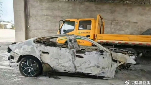 肇事的小米SU7被燒成廢鐵。