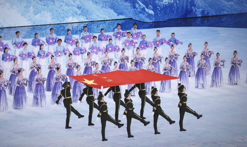 亞冬會開幕式，國旗莊嚴進場。