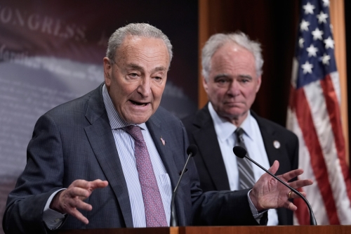 美參議院少數黨領袖舒默（左）在特朗普宣布重大關稅消息前幾小時舉行記者會，抨擊特朗普的關稅“解放日”。