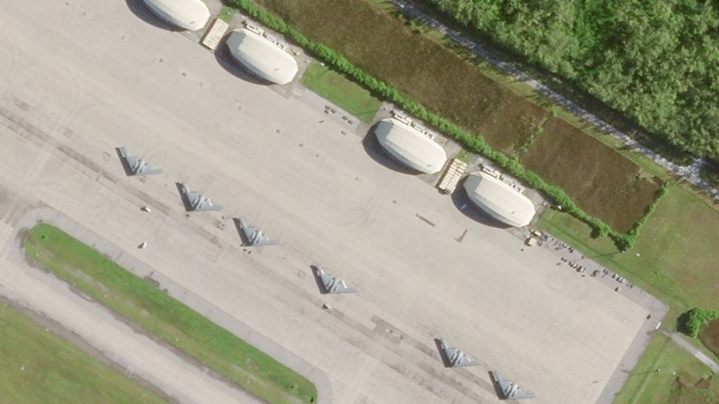 特朗普宣布對等關稅同一天，6架B-2轟炸機移至英屬印度洋領地迪戈加西亞島的英美軍事基地。 美聯社