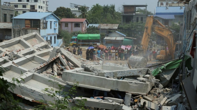 曼德勒塌樓現場展開挖掘搜救。 美聯社