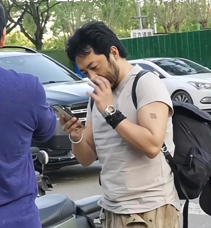 富大龍亦曾被拍得當街挖鼻。