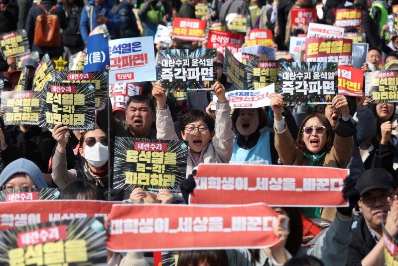 總統官邸外尹錫悅支持者。 路透社