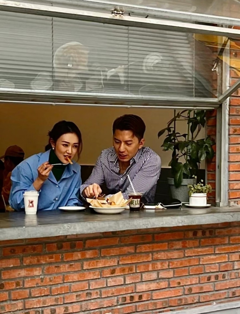 Captain 袁偉豪張寶兒撐枱腳