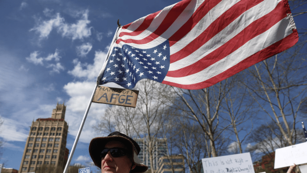 一名抗議者將美國國旗倒掛。