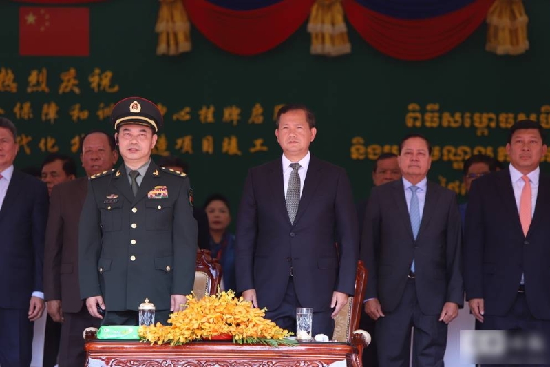 洪瑪奈（右）和中央軍委聯合參謀部副參謀長曹青鋒（左）共同主持云壤海軍基地啟用儀式。 柬中時報