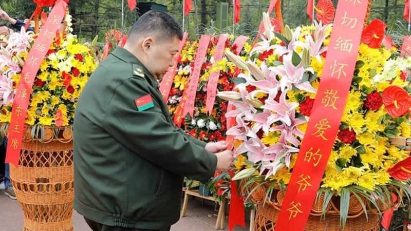 毛新宇及其家人，清明時回湖南拜祭爺爺毛澤東。