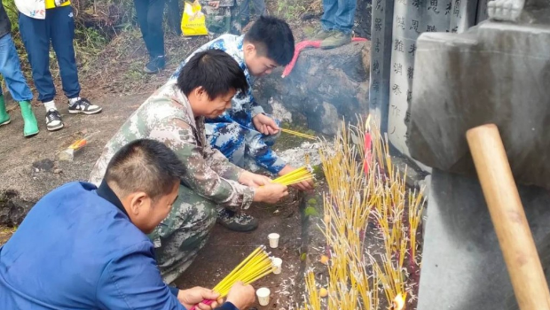 清明節許多孝子賢孫祭祖，希望得到祖先保祐。