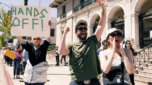 示威者在洛杉磯集會抗議特朗普政府