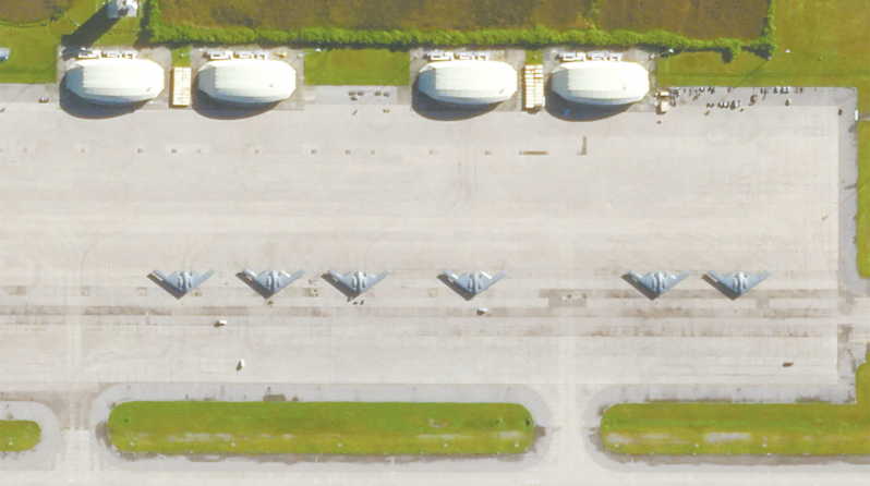 迭戈加西亞基地停機坪上的6架B-2轟炸機