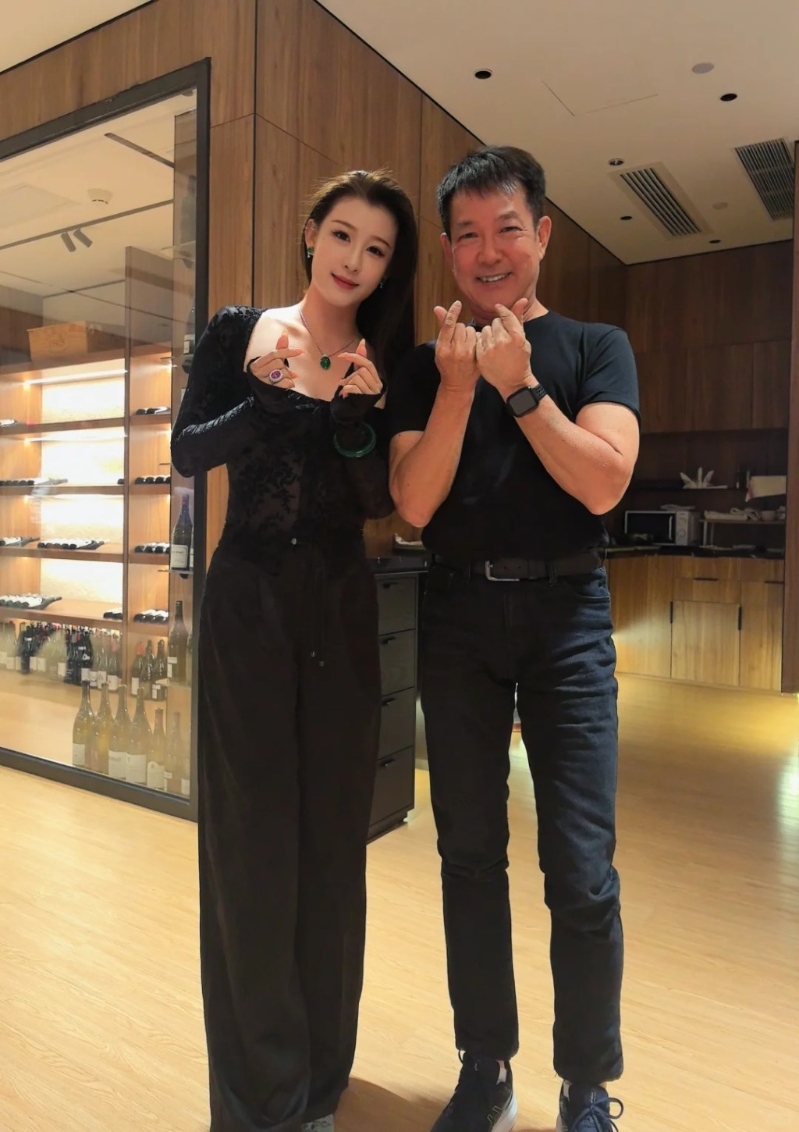 元彪肌肉結實，和梁岱青齊齊派心，外表和心態都十分年輕。