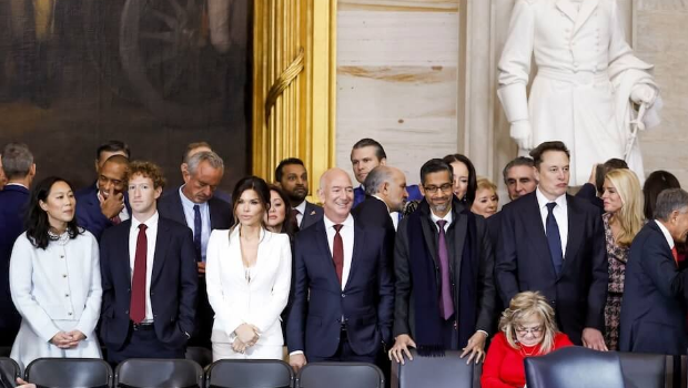 美國總統特朗普1月宣誓就職，臉書創辦人扎克伯格（前左2）、特斯拉執行長馬斯克（前排站立者右3）、亞馬遜創辦人貝索斯（前左4）、Google執行長皮查伊（前左5）等人出席典禮。