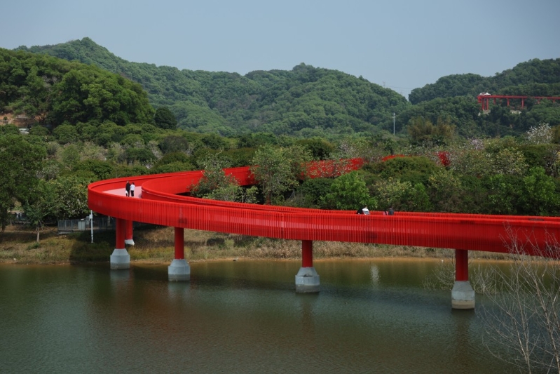 位于光明區的虹橋公園，最令人印象深刻的必然是一條長達4.3公里的紅色空中棧道橋