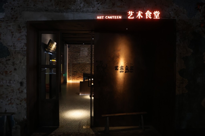 位于偏遠工業園內的“藝術食堂”，單看紅色的大門別樹一格