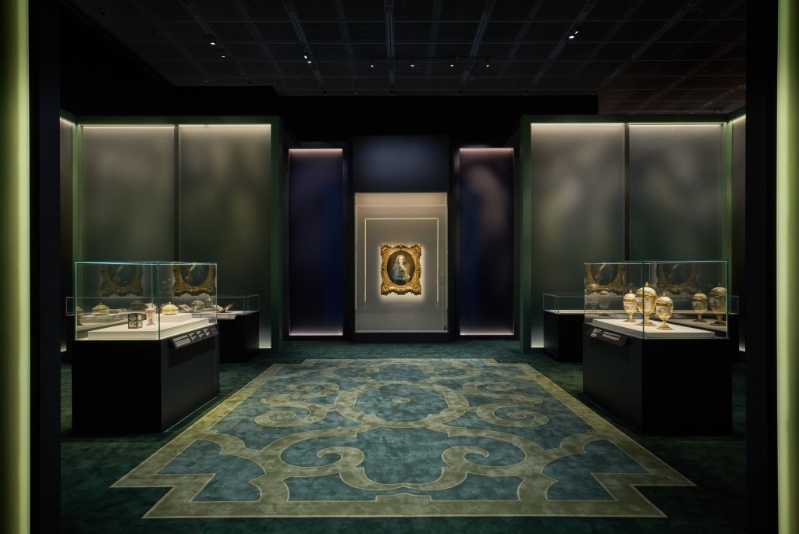 “當紫禁城遇上凡爾賽宮——十七、十八世紀中法文化交流”展覽由香港故宮文化博物館、故宮博物院與法國凡爾賽宮聯合主辦，展出來自兩大世界遺產——紫禁城及凡爾賽宮的逾百件珍品。