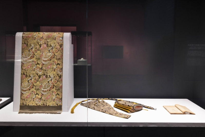 展覽包括多件中國國家一級文物，呈現17、18世紀百多年間中、法宮廷在文化、藝術、科技等領域的交流歷史。