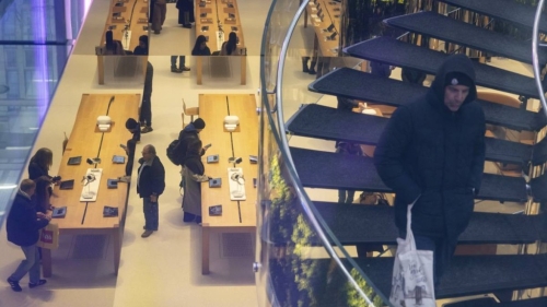 有美國民眾擔心關稅會導致蘋果iPhone加價，紛紛到門店購買。美聯社