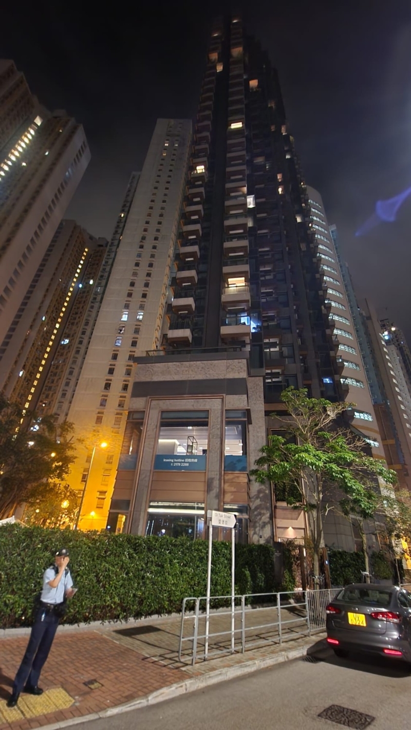 現場有警員在涉事服務式公寓外把守。 黎志偉攝