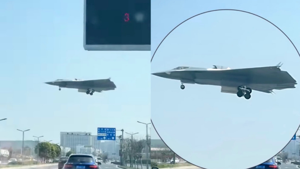 解放軍空軍最新的無尾翼匿蹤戰機殲-36（J-36）再度現身，這次有民眾在路上拍到這架有3具引擎的重型戰術戰機，影片在網路上瘋傳。