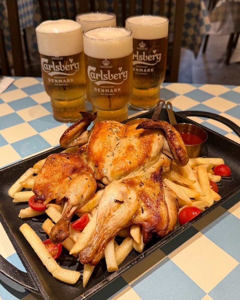 餐廳供應的丹麥式燒雞選用原只燒雞，以獨家秘制腌料充分入味，再經高溫烘烤，使外皮呈金黃酥脆、肉質嫩滑。（圖片來源：Facebook @PopWalk 天晉匯）