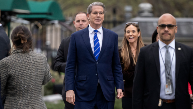 美財長貝森特(中)對美日關稅談判表示樂觀。