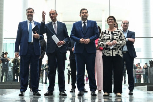 領導基民盟的總理候選人默茨（左二）與各黨就聯合政府達成協議。路透社