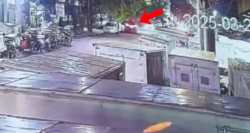 菲律賓“鋼鐵大王”郭從愿乘坐的七人車（箭咀示）被棄置街頭的影片曝光。X@_jamesJA