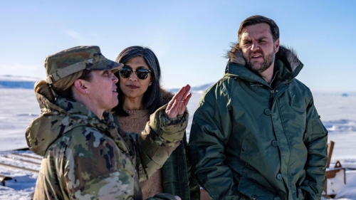 邁耶斯（Susannah Meyers，左）向萬斯夫婦介紹皮圖菲克太空基地。 美聯社