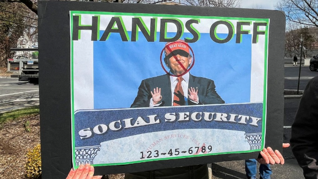 示威者抗議特朗普削減社會安全局的開支。