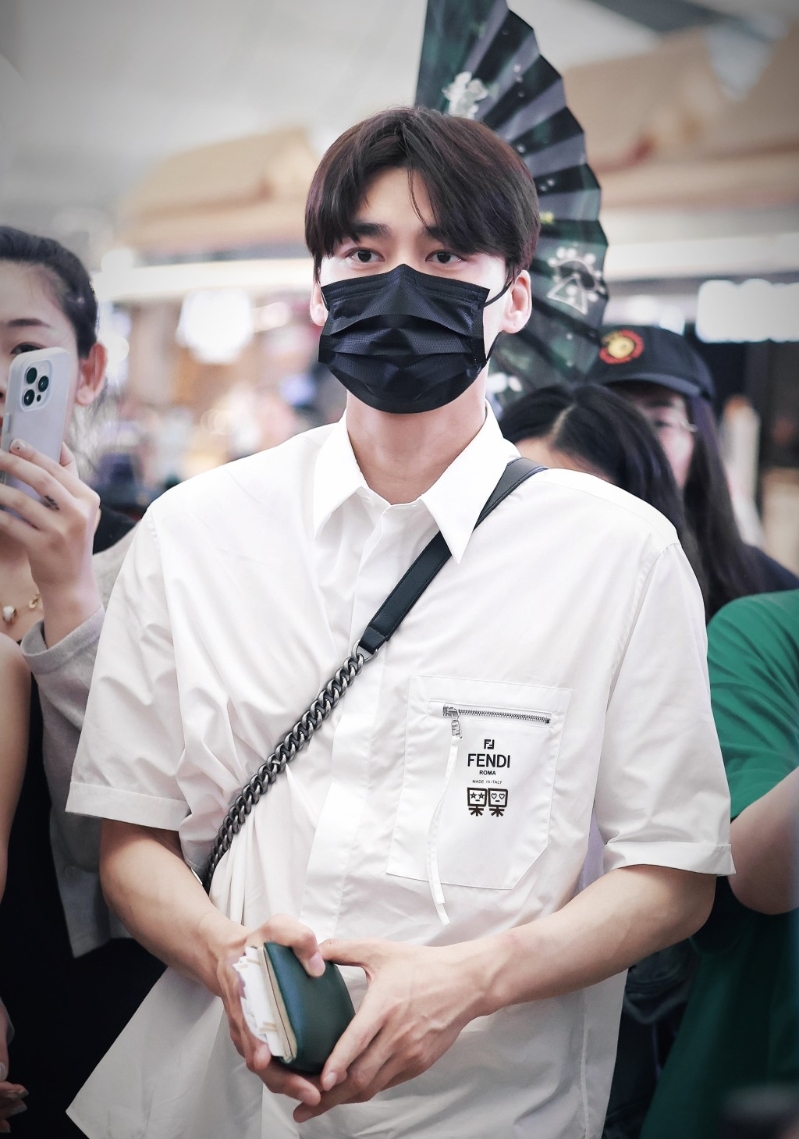 李易峰抵達泰國機場時有大批粉絲接機。微博@啊蠻蠻啊