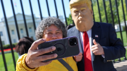 美國華府白宮圍墻外本月9日有表演工作者模仿特朗普，吸引游客合照。