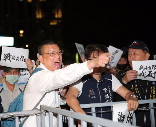 檢調偵辦罷免死亡連署案，國民黨支持者17日晚間聚集在北檢外，高喊口號抗議。