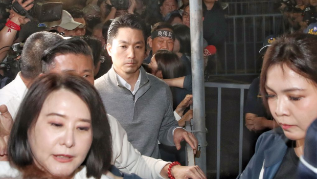 檢調偵辦罷免死亡連署案，國民黨支持者17日晚間聚集在北檢外，高喊口號抗議。 臺北市長在議員及立委陪同下抵達。