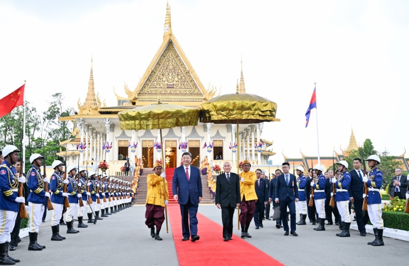 柬埔寨國王西哈莫尼親到機場迎接習近平。   新華社