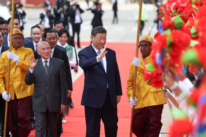 柬埔寨國王西哈莫尼親到機場迎接習近平。新華社