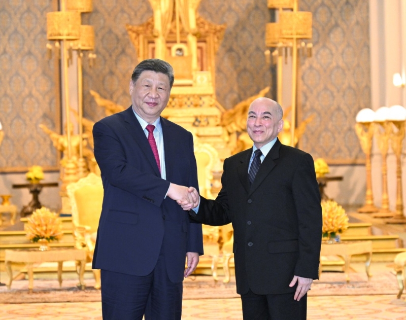 柬埔寨國王西哈莫尼同中國國家主席習近平在金邊王宮舉行會見。 新華社