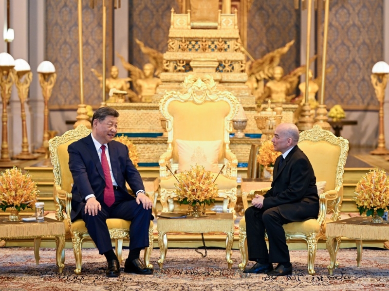 柬埔寨國王西哈莫尼同中國國家主席習近平在金邊王宮舉行會見。新華社