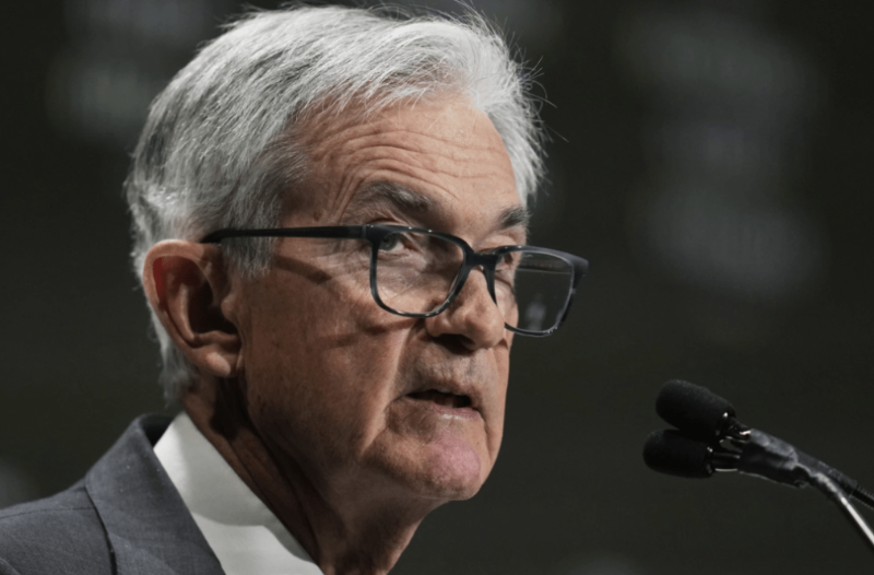 美國聯儲局主席鮑威爾周三（16日）出席芝加哥經濟俱樂部時表示，特朗普政府公布的關稅上調幅度遠超預期，恐令經濟放緩、失業率上升、通脹加劇。 美聯社