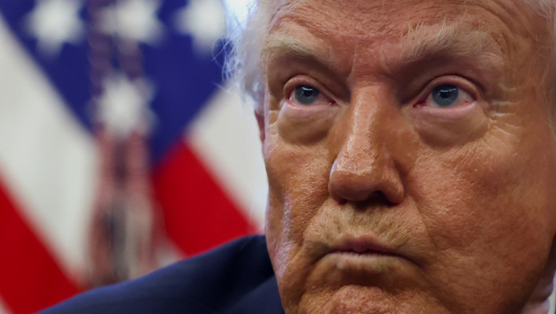 美國總統特朗普17日在白宮橢圓形辦公室簽署行政命令時的神情。